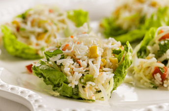 Folhas de alface com arroz de caranguejo