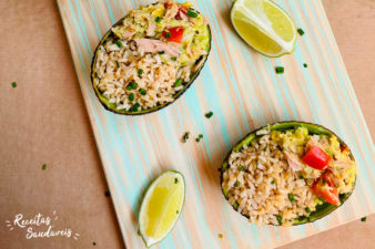 Abacate com arroz, tomate e lima