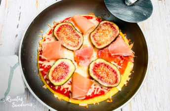 Pizza de arroz com presunto e figos
