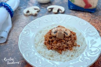 Bolonhesa de arroz com cogumelo num prato branco