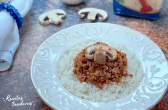 Bolonhesa de arroz com cogumelo num prato branco