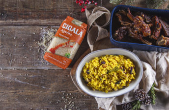Arroz de alecrim, frutos secos e arandos com cabrito no forno