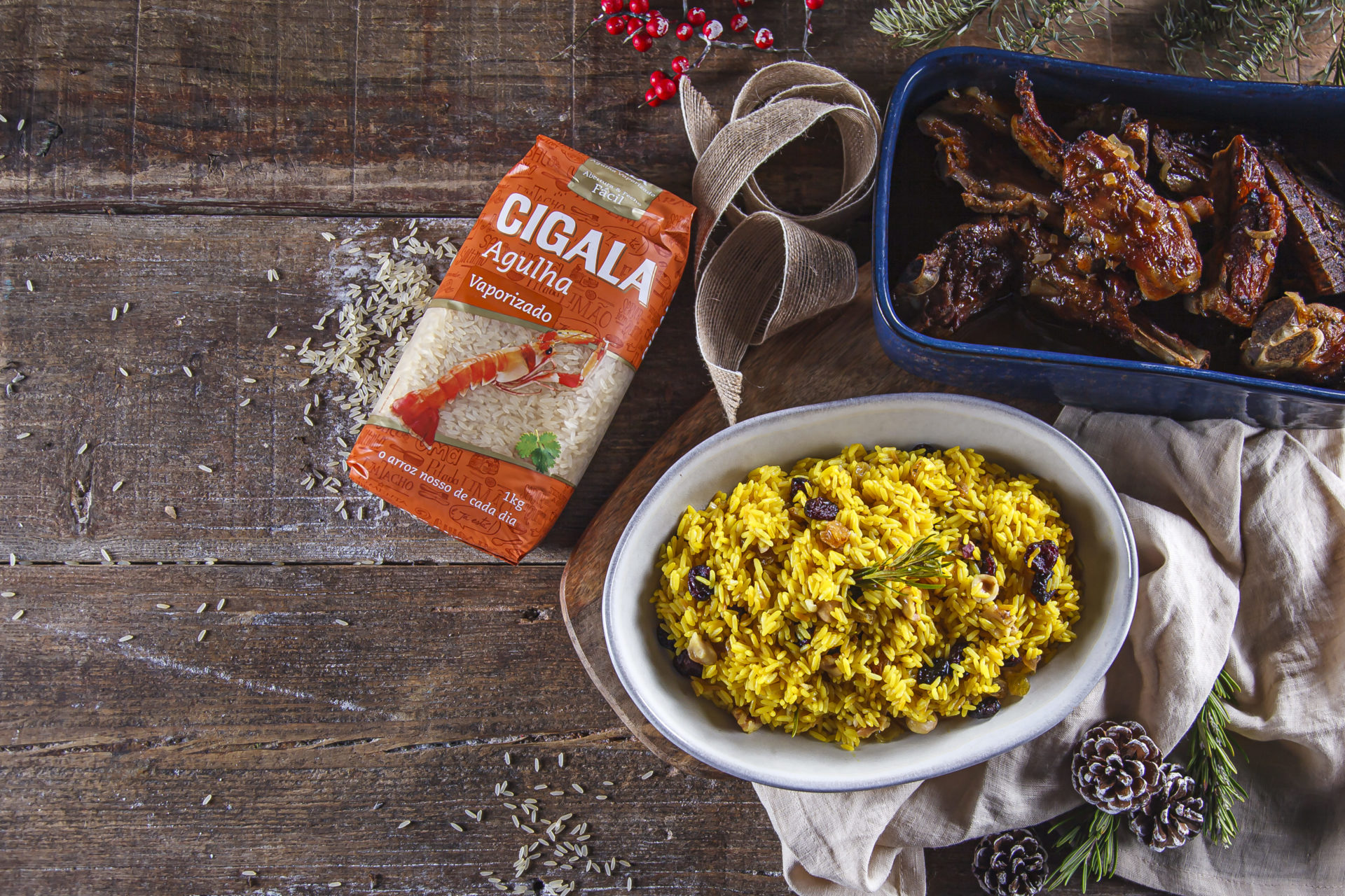 Arroz de alecrim, frutos secos e arandos com cabrito no forno