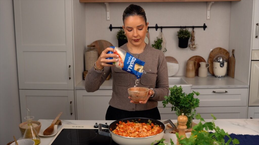 Acrescente o arroz e envolva-o nos ingredientes.