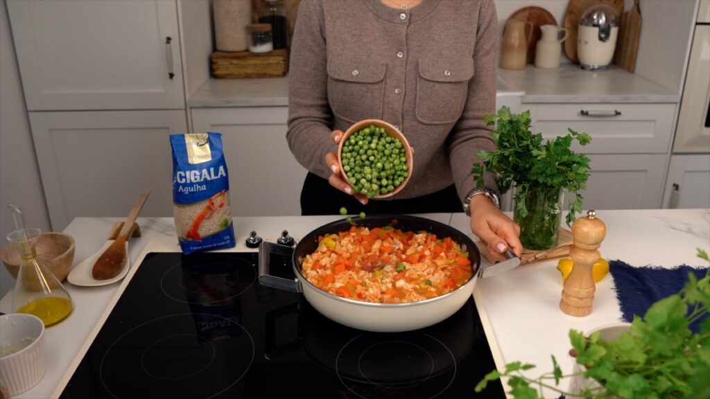 No momento de servir, polvilhe com salsa fresca para dar um toque de frescura e cor ao prato.