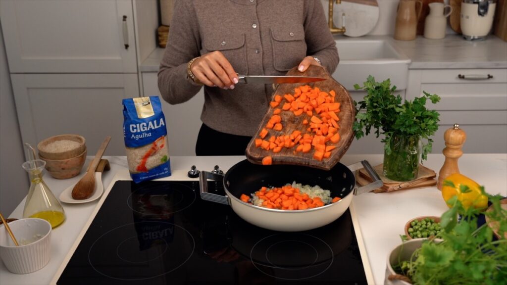 Junte a cenoura, os pimentos e tempere com sal e pimenta. Deixe refogar.