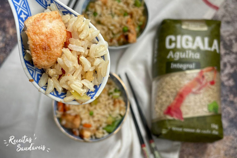 Foto de Arroz Frito com frango e legumes chineses