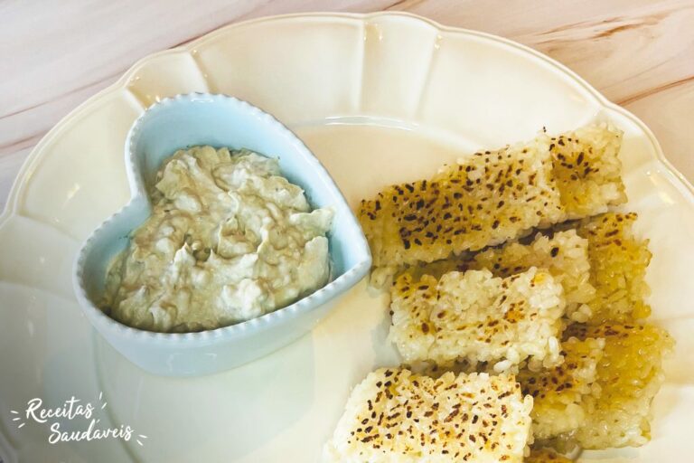 Foto de Arroz crocante com creme de abacate e sobras de arroz