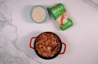 Prato final de arroz feijão manteiga servido