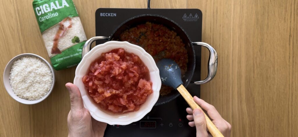 Assim que os ingredientes amolecerem, coloque o concentrado de tomate e os tomates maduros