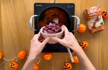 Tempere com sal e coloque todo o conteúdo de uma lata de feijão encarnado cozido