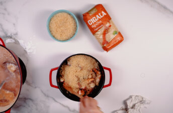 Adicione o arroz Cigala Vaporizado, envolva e coloque o caldo onde cozeu o polvo