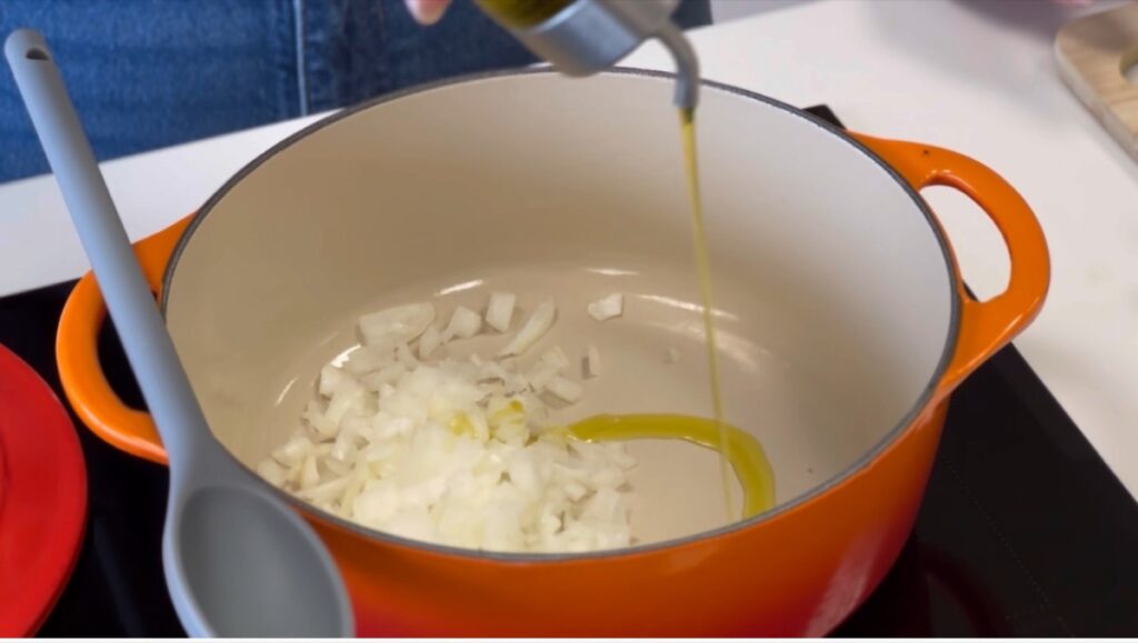 Comece por picar a cebola e o alho finamente