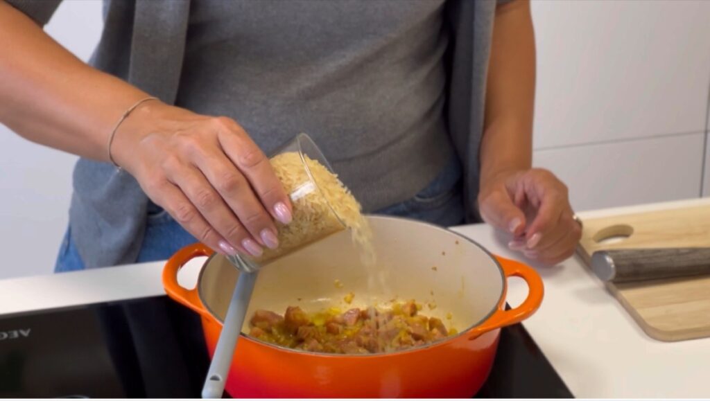 Acrescente 2 copos de arroz vaporizado e envolva bem com os outros ingredientes