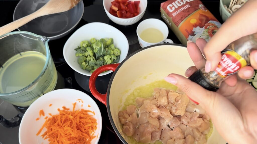 Adicione o frango e tempere com sal e pimenta