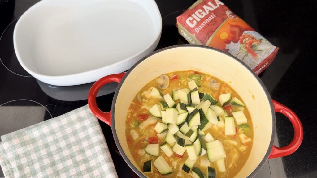 Mexa tudo muito bem, adicione a cúrcuma e o caldo de legumes