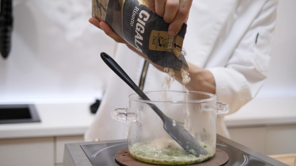 Adicione o arroz Risotto Cigala e mexa para fritar ligeiramente