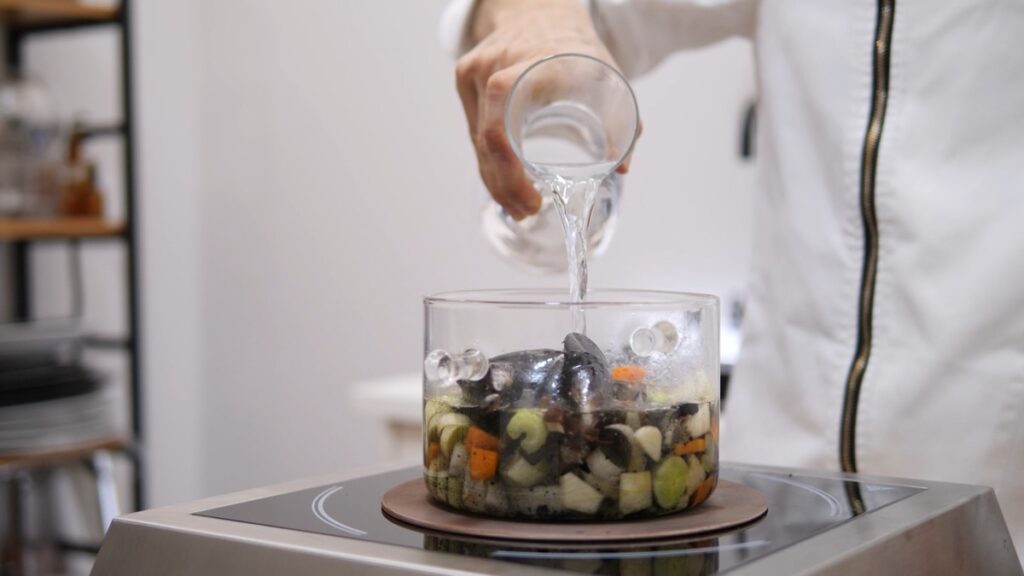 Comece por aquecer uma panela e juntar os ingredientes por ordem