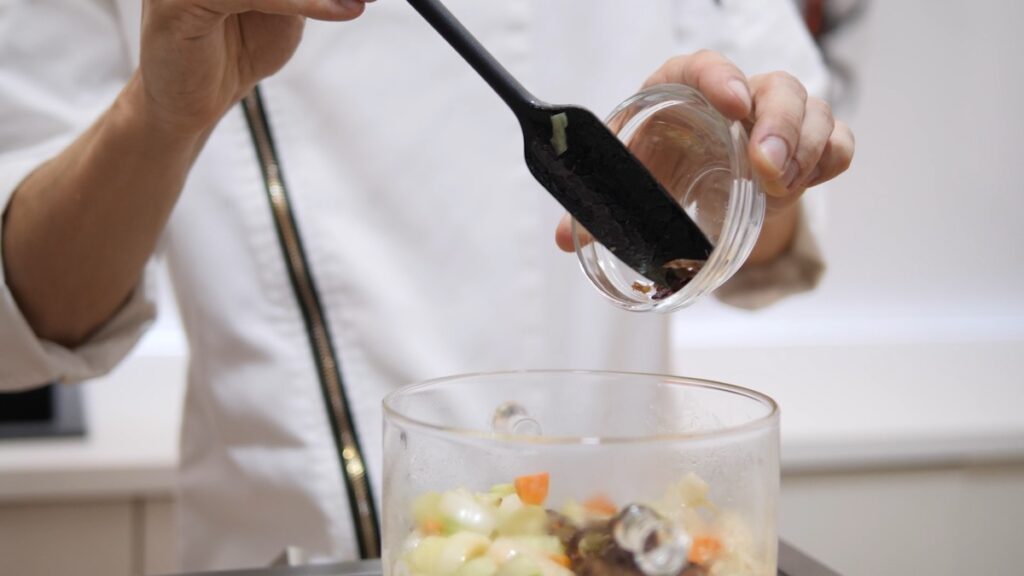 Num tacho quente, junte a manteiga e o azeite, e refogue a chalota picada, salsa, alho e tomilho