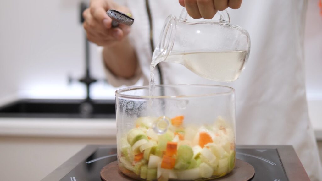 Refresque com vinho branco e coloque o caldo quente aos poucos,