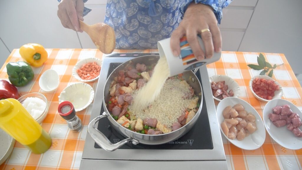 arroz, e frite mexendo bem.
