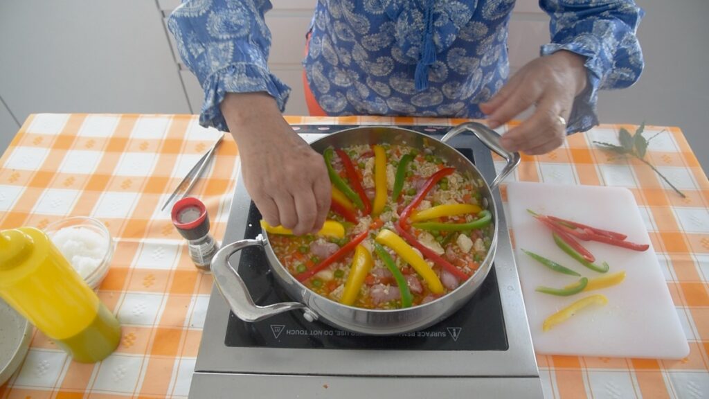 Para finalizar o arroz à valenciana com frango e salsichas, retire o tacho do fogão