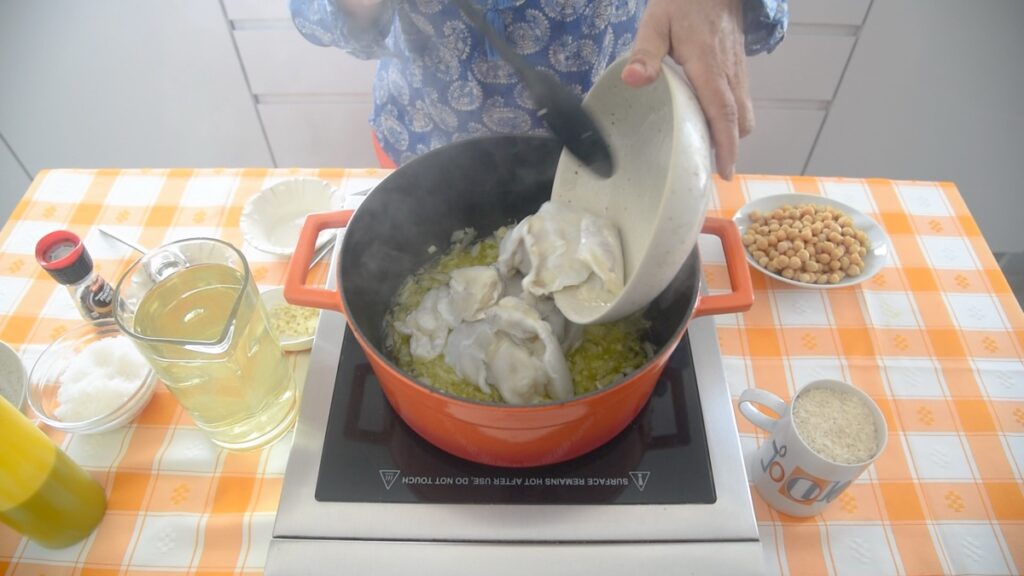 Deixe cozer até a cebola ficar mole, junte as línguas de bacalhau, e deixe cozer 5 minutos.
