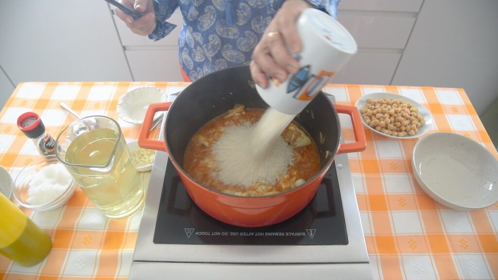 Acrescente o pimentão doce, o arroz e deixe fritar um pouco