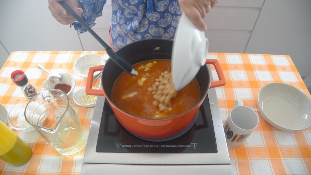 Quando estiver a ferver, junte o grão de bico sal e pimenta