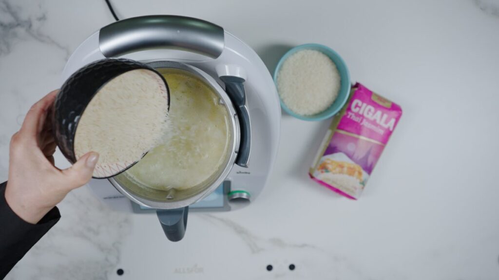 Cozer o bacalhau e o arroz