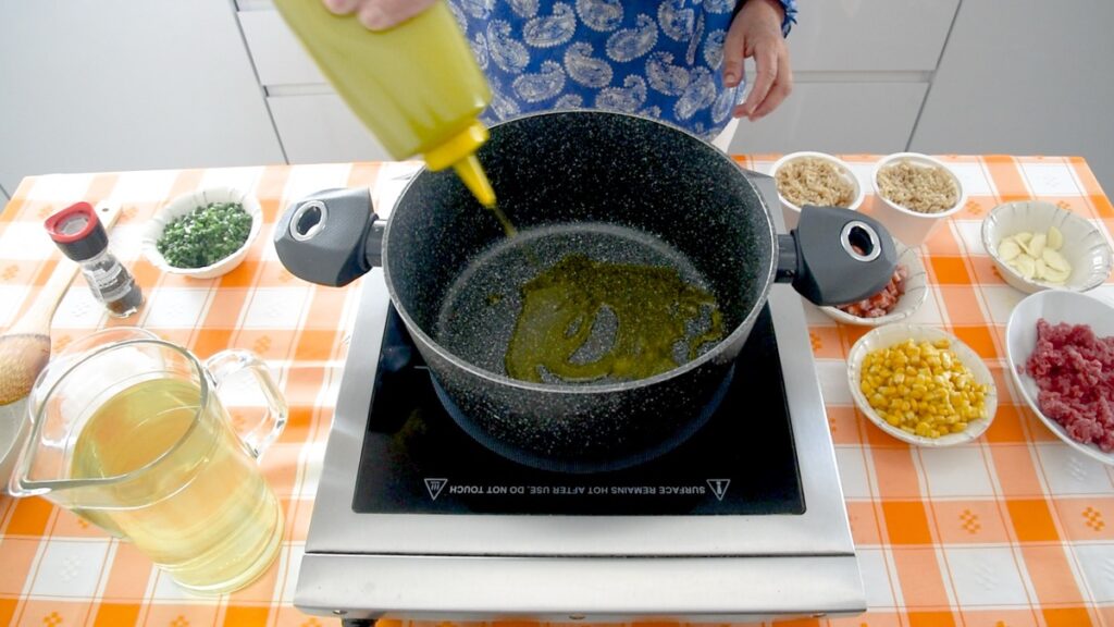 arroz integral Cigala, azeite de qualidade, alho fresco laminado, carnes selecionadas e milho cozido