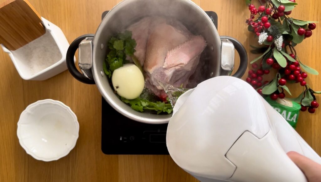Numa panela de pressão, coloque o pato com sal, louro, coentros e uma cebola com cabeças de cravinho espetadas.