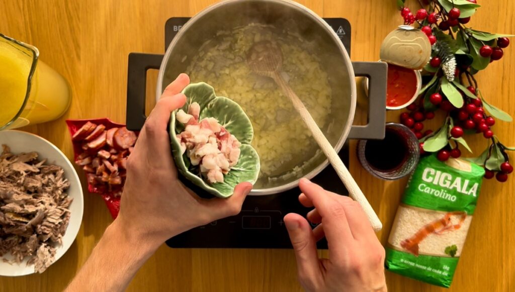 Prepare um refogado aromático numa panela com cebola, alho e louro