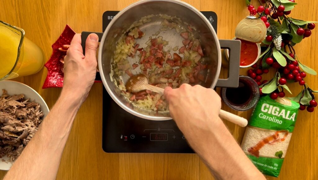 Acrescente o chouriço picado, depois o tomate aos pedaços e deixe cozinhar até amaciar