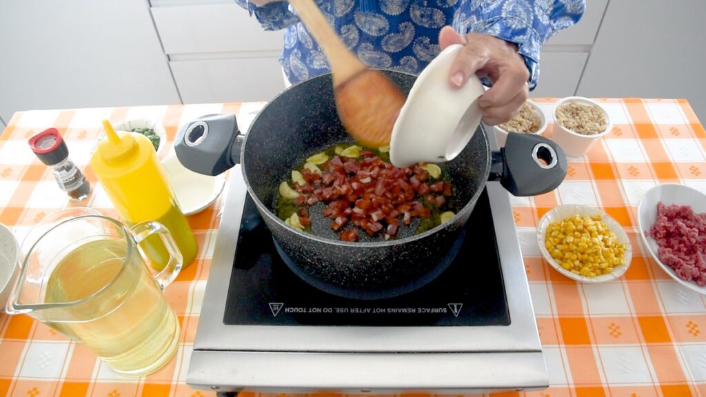 Incorpore o chouriço, permita que liberte os seus sabores e frite levemente