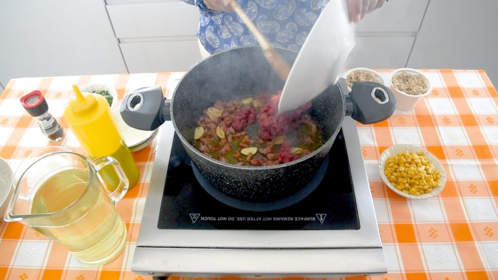 Acrescente a carne picada e tempere-a com sal e pimenta a gosto.