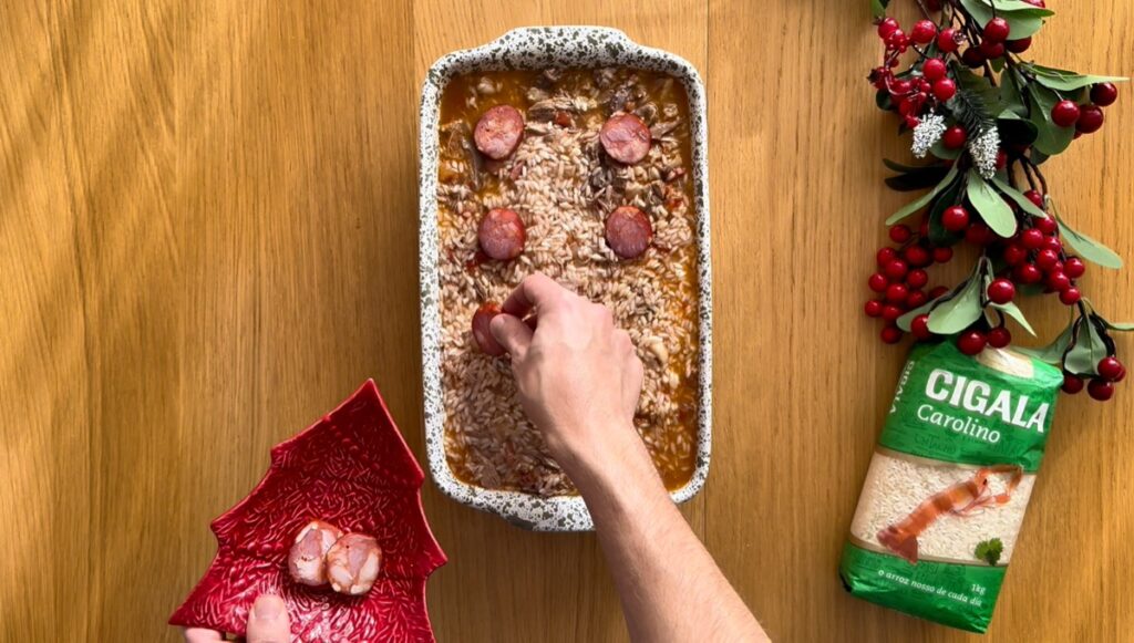 Transfira para um recipiente de forno e decore com rodelas de chouriço por cima