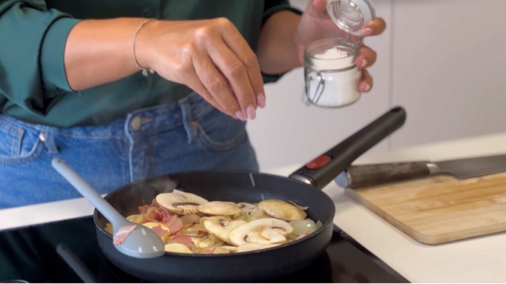 . A cebola deve ficar bem macia e dourada para criar uma base de sabor rica para o prato.