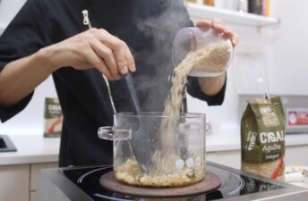 Adicione-o ao refogado e frite ligeiramente antes de adicionar o caldo quente.