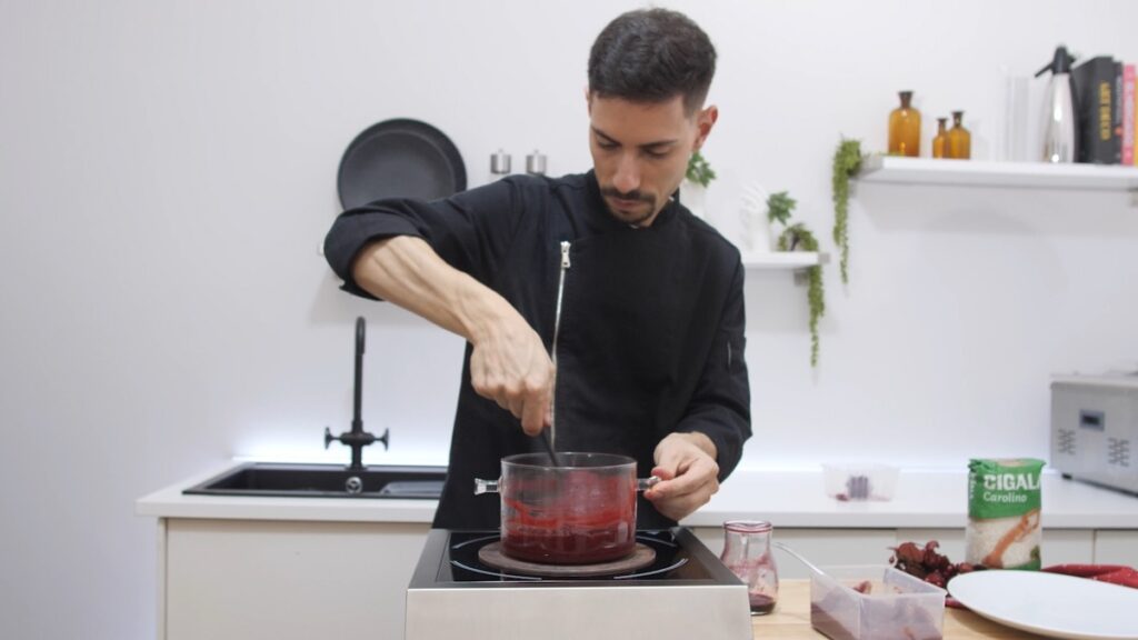Nos últimos minutos de cozedura, junte 150g da pasta de feijão, retifique os temperos, mexa para envolver e sirva quente.