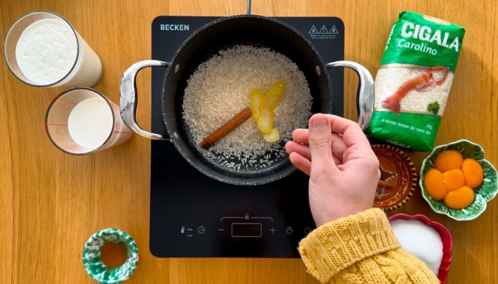 A proporção correta de água é importante - duas vezes e meia a quantidade do arroz garante que os grãos fiquem cozidos na medida certa.