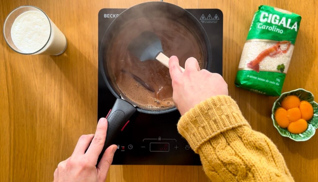 A água deve começar a ferver suavemente antes de adicionar o arroz para que a cozedura seja uniforme.