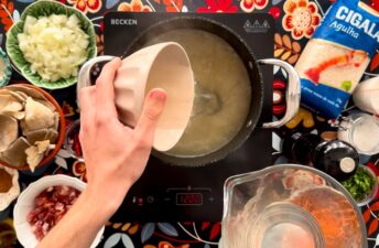 Esta técnica ajuda o arroz a manter-se mais soltinho. Utilize o dobro da quantidade de água da cozedura do frango em relação ao arroz e deixe cozer durante 12 minutos.