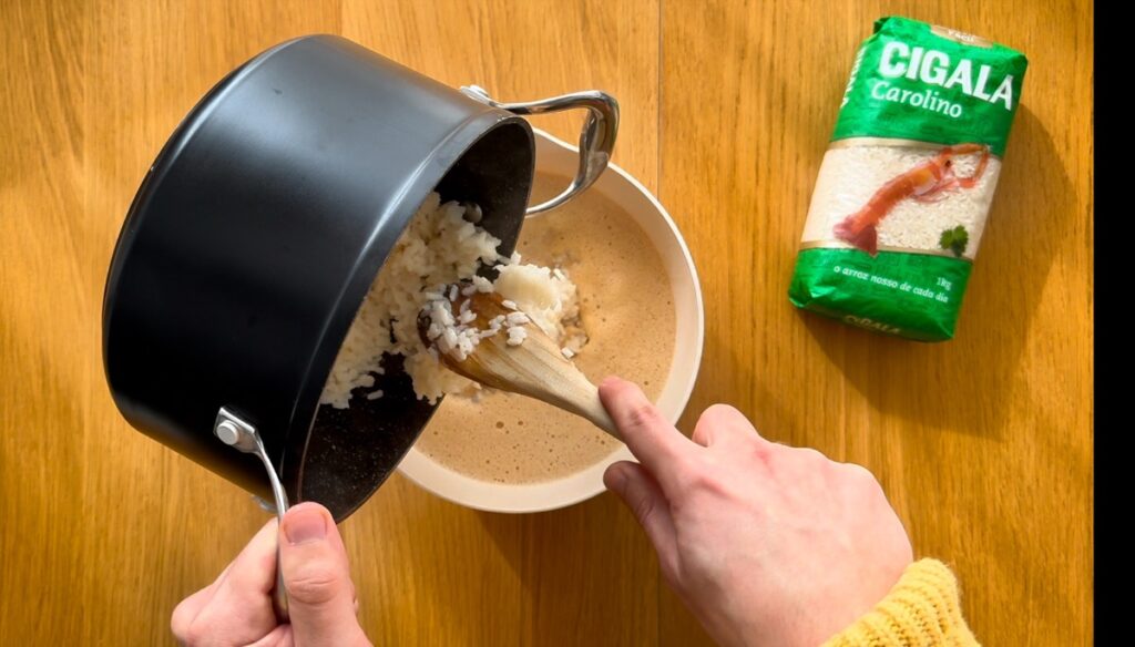 O arroz deve estar na temperatura ideal para não alterar a textura da mistura nem cozer as gemas prematuramente.