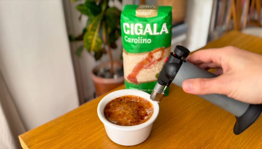 O toque final com açúcar queimado só deve ser feito no momento de servir para garantir o contraste de texturas característico do brûlée.