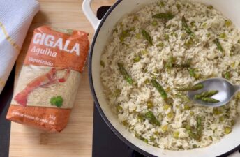 Para finalizar, verifique o ponto do arroz e adicione as pontas dos espargos reservadas.