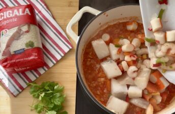 Junte o preparado de peixe e gambas, tempere com sal e pimenta e deixe cozinhar alguns minutos com a tampa.