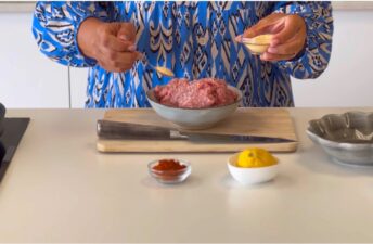 Comece por temperar a carne com sal, alho granulado e paprika.