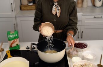 Adicione o arroz e refogue ligeiramente.