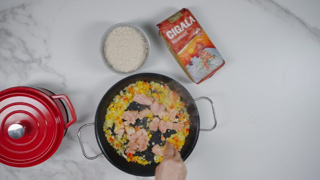 Misture bem e acrescente o peito de frango cortado em pedaços.